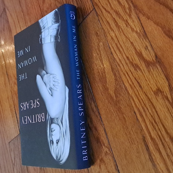 Britney Spears The Woman in Me book - Picture 3 of 7